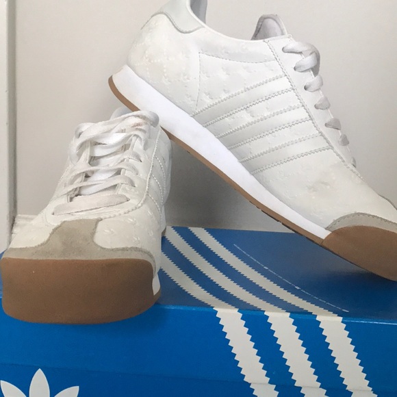 adidas Shoes - White Adidas 👟